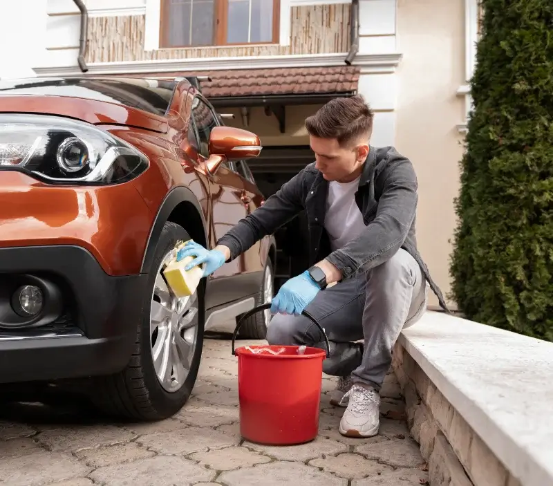 Lavage auto à domicile Asnières-en-Poitou : professionnel intervenant sur un véhicule